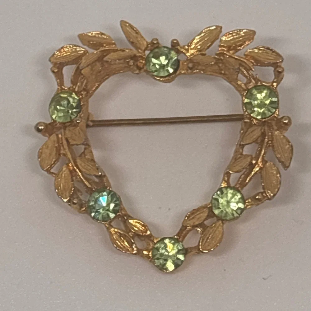 Vintage Gold Tone Brooch‎ Heart Wreath Light Green Rhinestones Leaf Pin